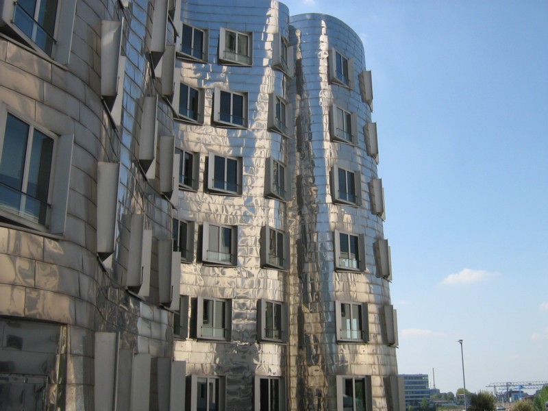 Gehry-Bauten am Neuer Zollhof - der silberne Bau